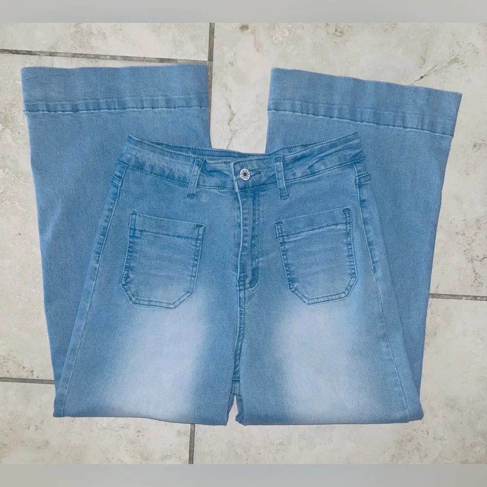 Wide Leg High Waist Loose Fit with Patch Pocket Flared Light Blue Jeans